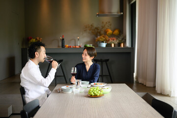 夫婦の記念日のイメージ　乾杯　広角