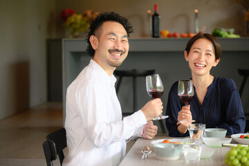 メインビジュアルにも！夫婦の記念日のイメージ　乾杯　カメラ目線