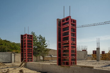 Mounting of column formwork with a crane.