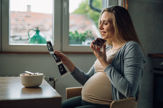 pregnant woman consults a doctor over mobile phone about pregnancy