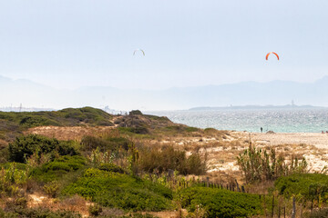 Playa de Valdevaqueros desde una duna, se puede ver gente practicando kitesurf
