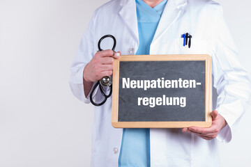 Arzt mit einer Tafel auf der Neupatientenregelung steht