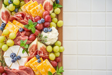 フルーツを盛り合わせたチーズボード