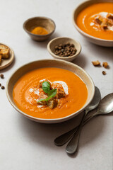 soupe velouté tomate et lentille carottes épices  crème et basilic
