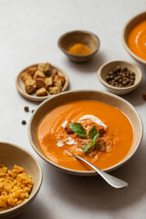 soupe velouté tomate et lentille carottes épices  crème et basilic
