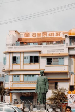 Vertical shot of a sculpture near a building in the streets of Rajsamand, India