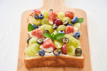 フルーツのオープンサンド