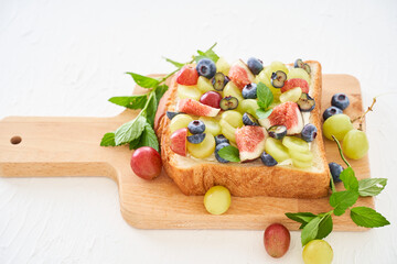 フルーツのオープンサンド