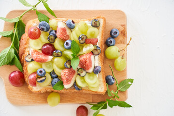 フルーツのオープンサンド