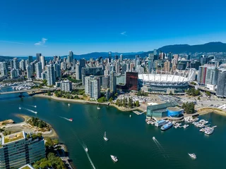 Fotobehang Stad aan het water Luchtfoto drone uitzicht op het centrum van Vancouver met moderne gebouwen en een haven met afgemeerde boten