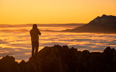 Amanecer en la monta&ntilde;a sobre la niebla
