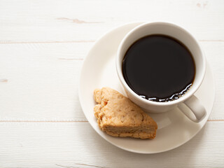 テーブルの上のホットコーヒーとスコーン
