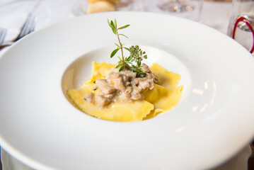 Ravioli ripieni con ragout di capretto e timo fresco