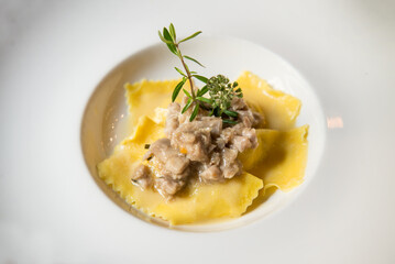 Ravioli ripieni con ragout di capretto e timo fresco