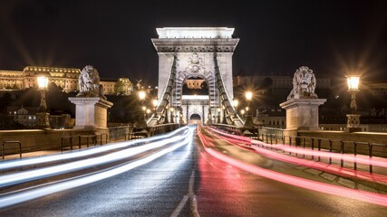 Langdurige opname van de Szechenyi-kettingbrug in de avond in Boedapest, Hongarije