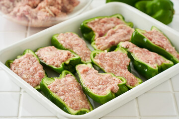 調理中のピーマンの肉詰め