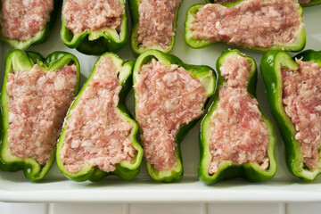 調理中のピーマンの肉詰め