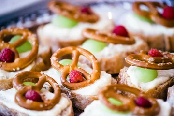 Poster Selective focus of fruit tartlets with salty cookies on the blurred background © Burgie/Wirestock Creators