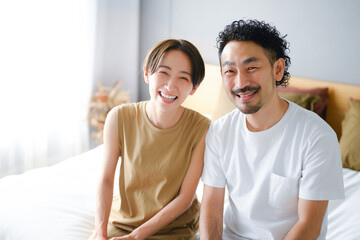 Obraz premium Image of a nice couple or couples in their 30s and 40s Looking at the camera