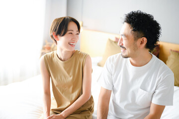 Fototapeta premium 30～40代の素敵な夫婦やカップルのイメージ 見つめ合う