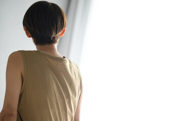 部屋でくつろぐ女性　顔無し