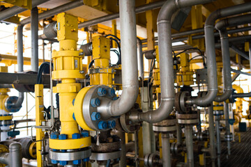 The heated medium oil pipeline is protected with synthetic fibers to maintain a temperature environment. Central oil and gas central processing platform pipeline system.