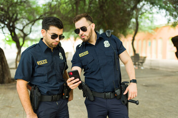 Cops following a suspect criminal with GPS on the smartphone