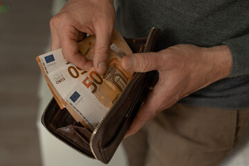 hands take out money from the wallet