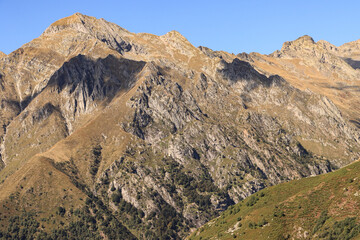 Fototapeta na wymiar Majestätischer Gipfel über dem Valle del Dosso; Monte Cardinello (2519m) von Piaghedo aus gesehen (Lepontinische Alpen)
