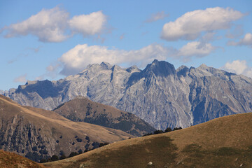 Wunderschöne Alpenlandschaft über dem Comer See; Blick von Südwesten über den Monte Berlinghera auf die westlichen Bernina-Alpen mit Pizzo Ligoncio (3032m) und Sasso Manduino (2888m, im Schatten)