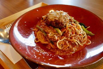 ハンバーグが上にのったボロネーゼパスタ