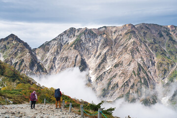 唐松岳からの風景を見る登山者
