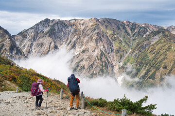 唐松岳からの風景を見る登山者