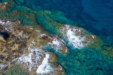 Aerial view of the beach and the rock. Die Aussicht von der Drohne auf den Strand und das azurblaue Meer. Reise- und Urlaubbild aus der Luft.