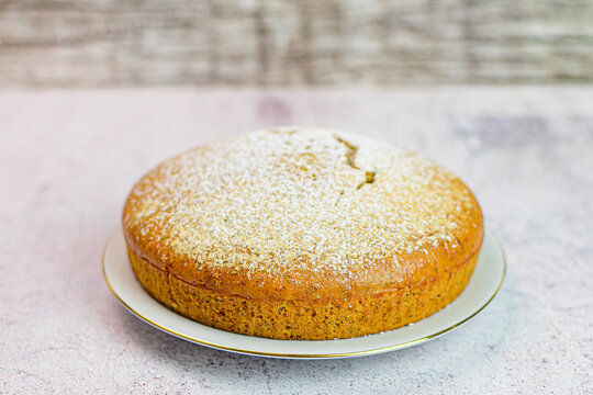 Fetta su torta con zucchero a velo