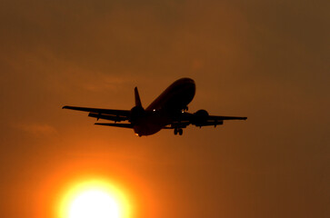 Fototapeta na wymiar The plane will land when the sun sets on the western horizon