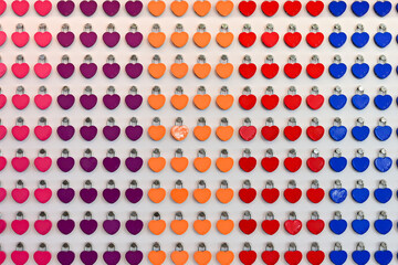 カラフルなハートのパターン模様