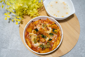 秋の食べ物　グラタンとスープの洋食ランチ