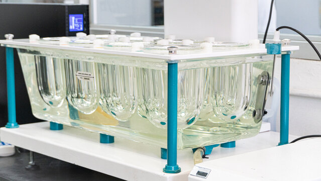 Equipo para analisis de farmacos en laboratorio de investigacion cientifica. 