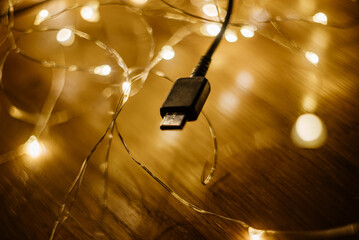 Kabel USB C wyłaniający się ze światła