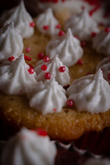 Macro de un postre de crema con chispas