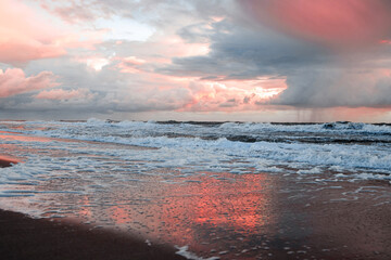 Sonnenuntergang am Meer bei Sturm. Sylt Strand