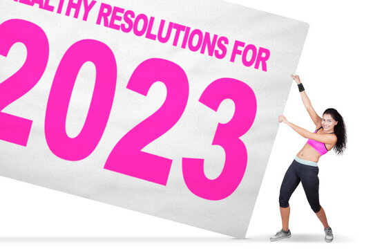 Woman pulls text of healthy resolutions for 2023