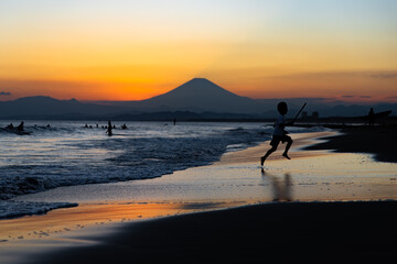 夕日の海と富士と少年