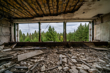 Fototapeta na wymiar abandoned house in the woods