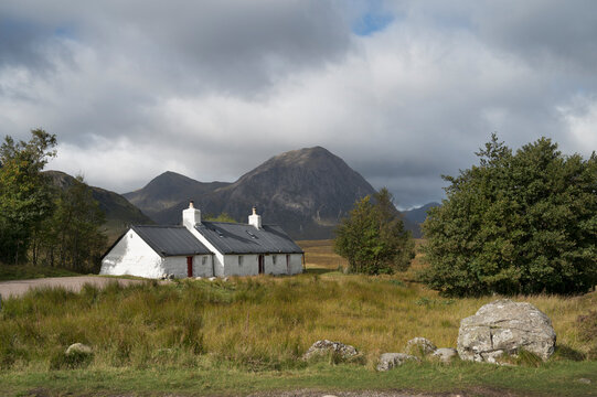 Cute old white cottage in Glencoe
