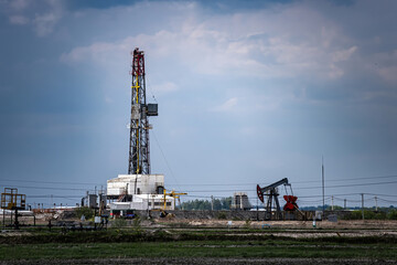 Obraz premium Oil production in oilfield. Petroleum industry, oil crisis.