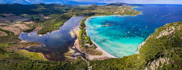 Die besten Strände der Insel Korsika - Panoramablick aus der Luft auf den wunderschönen langen Strand von Santa Giulia mit dem Sault-See von der einen Seite und dem türkisfarbenen Meer von der anderen