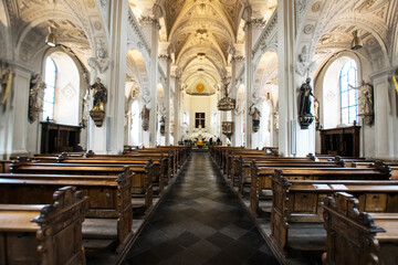 Fototapeta na wymiar Innenraum der barocken Kirche St. Andreas in Düsseldorf