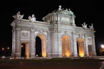 Obraz premium Puerta de Alcala at night in the center of Madrid, Spain